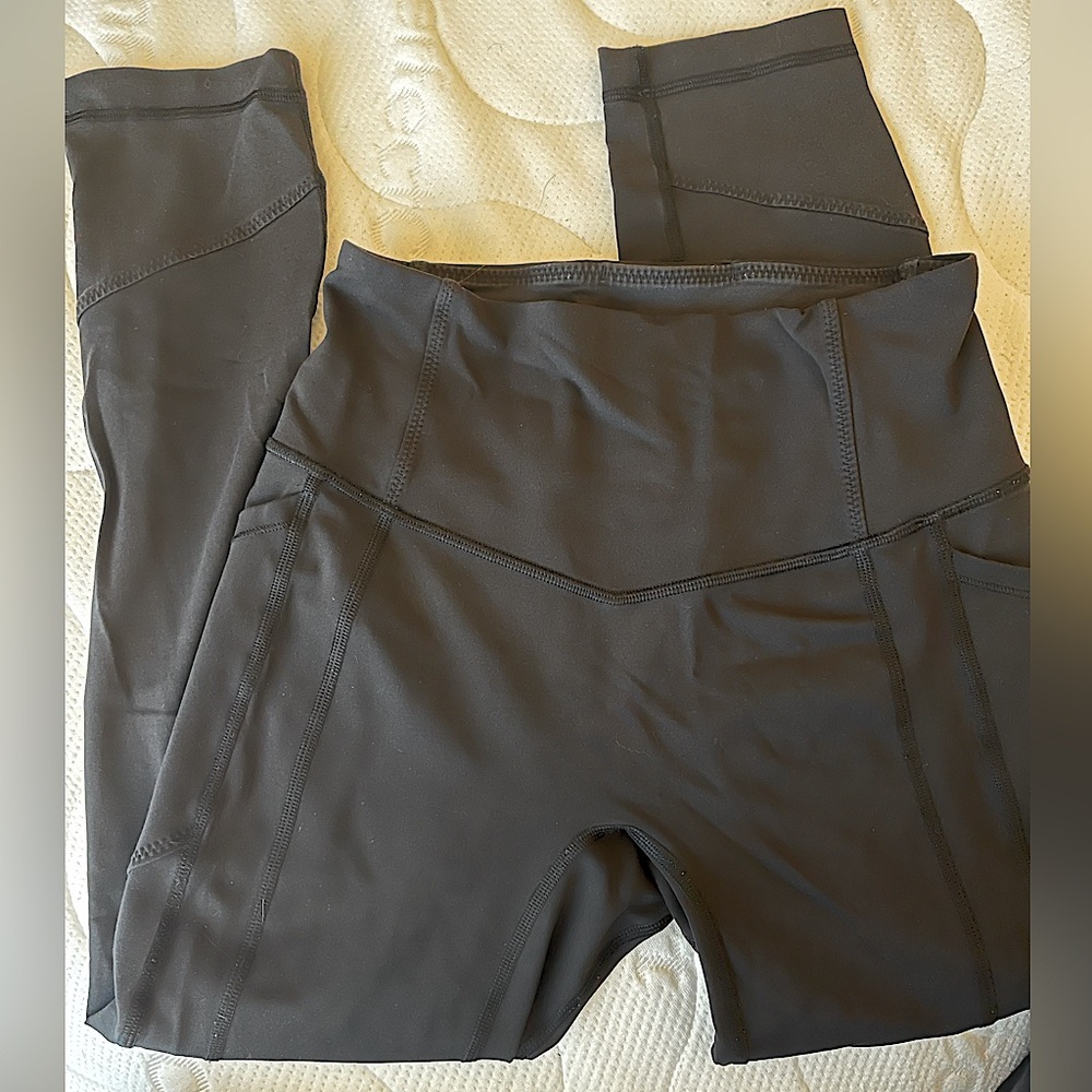 Lululemon 7/8 black leggings with pocket